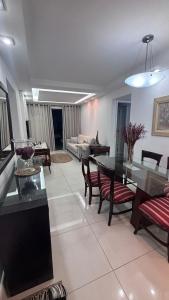 里约热内卢Apartamento Praia Barra da Tijuca -Acolhedor e Confortável的客厅配有桌椅