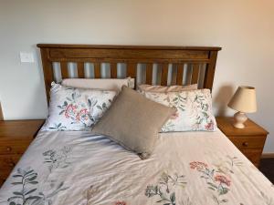 Mount TomahMountain Tranquility的一张带木制床头板的床和两个枕头