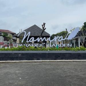 BanjarbaruNamira Paradise Garden的房屋前的标志