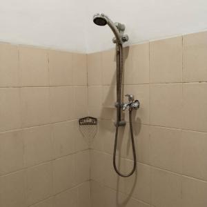 WonosariKENEWAE LIVING的浴室内配有淋浴和头顶淋浴