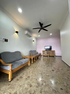 哥打京那巴鲁Penampang Delima House的带沙发和平面电视的客厅