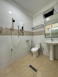 哥打京那巴鲁Penampang Delima House的带淋浴、卫生间和盥洗盆的浴室