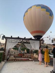 格雷梅Alaturca House的热气球在市场上空飞行