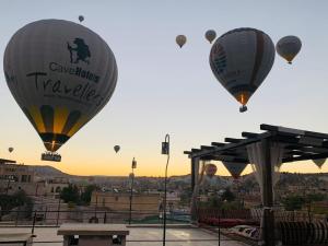 格雷梅Alaturca House的一群热气球飞越城市