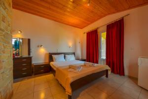 斯卡拉伯塔麦斯艾拉斯酒店的卧室配有红色窗帘的床