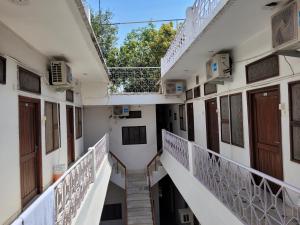 克久拉霍Hotel Lakeside & Hostel的走廊上设有楼梯和窗户