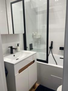 斯托尼拉斯奇4 Seasons I的白色的浴室设有水槽和淋浴。