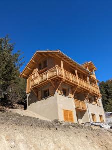 塞拉克chalet panoramique的山顶上的大型木屋