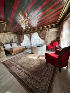 格雷梅基岩窑洞酒店的卧室配有床和浴缸