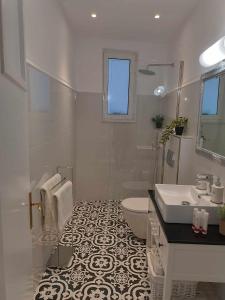 扎金索斯镇Andriani Apartment的白色的浴室设有水槽和卫生间。