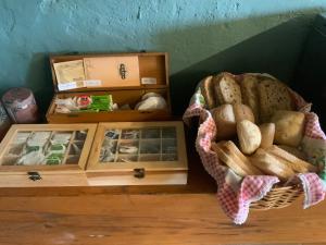 圣科洛马·德法尔Can Canaleta Hotel Rural的坐在桌子上的一个面包篮