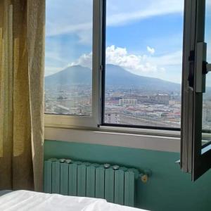 那不勒斯Dreaming Vesuvio Napoli的卧室窗户,享有城市美景
