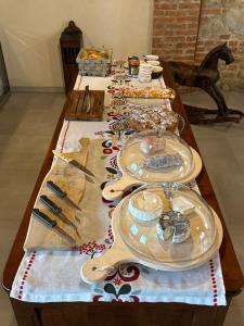 蒙基耶罗Antica Cascina Pilo的一张长桌子,上面有盘子和餐具