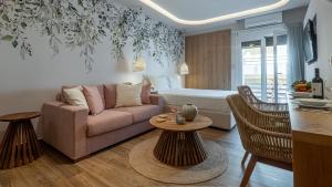 路特奇Loutraki Flamingo Feather的带沙发的客厅和卧室