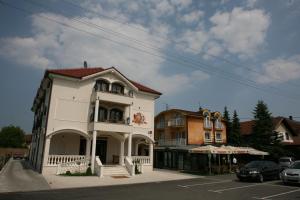 巴尼亚卢卡维多利亚别墅酒店的街道上带阳台的白色建筑