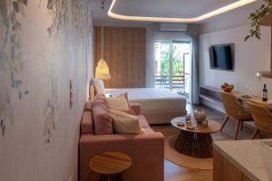 路特奇Loutraki Flamingo Feather的客厅配有沙发和1张床