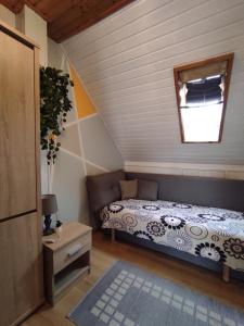 佐洛卡罗斯Dorina Apartman的一间小卧室,配有床和窗户