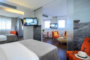 阿萨夫哈罗芬班古里昂机场萨杜特酒店 - 阿特拉斯精品酒店的酒店客房设有床和客厅。