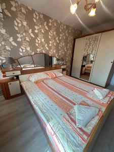 布尔加斯Lux Apartment Sisi的一间卧室配有一张大床和大镜子