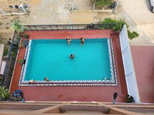 万荣Vangvieng Sisavang Mountain View Hotel的一群人在大型游泳池游泳