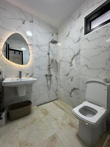 巴统B-XON Makhinjauri的一间带卫生间、水槽和镜子的浴室