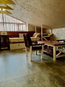 Guest House Climbing的配有桌子、长凳和床的房间