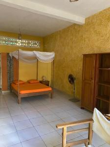 贝岛Spices Beach Studio Madirokely Nosy Be的一间卧室,在房间内配有一张橙色的床