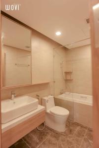 归仁Wins House - FLC Sea Tower Quy Nhơn的浴室配有卫生间、盥洗盆和浴缸。