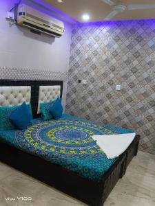 新德里Hotel lodge kalkaji的一间卧室配有一张带蓝色枕头的床