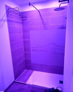 厄尔梅达诺Médano Dreams的一间带紫色灯淋浴的浴室