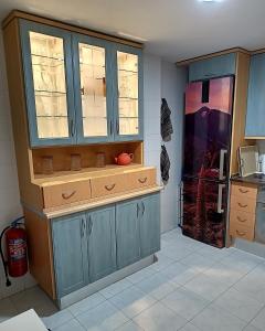 厄尔梅达诺Médano Dreams的厨房配有蓝色橱柜和冰箱。