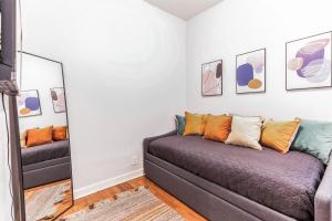 芝加哥Comfortable Condo in the Heart of Bronzeville condo的带沙发和镜子的客厅