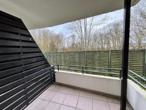 费马恩Appartementhaus Westphal Fehmarn的从阳台内部可欣赏到风景