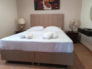 马夫罗沃Malvazios Villas #8的一间卧室配有一张大床和毛巾