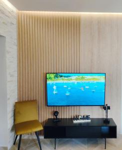 沃洛斯Volos Guesthouse Konstantina的客厅设有壁挂式平面电视。