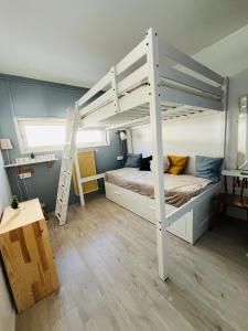 拉姆吉贝洛比斯托酒店的一间卧室配有带梯子的双层床