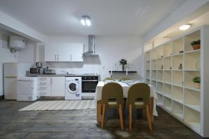 伦敦Stoke Newington Studio by DC London Rooms的白色的厨房配有桌椅