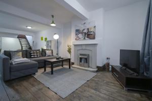 伦敦Stoke Newington Studio by DC London Rooms的带沙发和壁炉的客厅