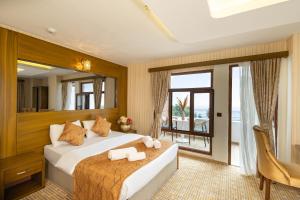 阿塔库姆Nish Atakum Otel的酒店客房设有一张床和一个大窗户
