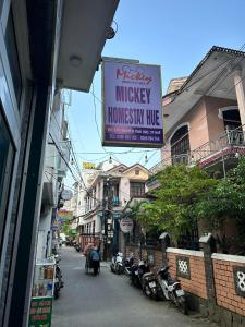 顺化Mickey Homestay Hue的带有 ⁇ 的房屋广告牌的建筑物