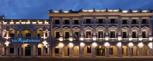 乔治市槟城皇家朱兰酒店的一座在晚上有灯的大建筑