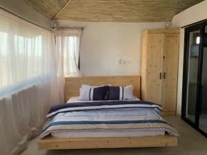 GuediawayeRésidence Kali的一间卧室设有一张大床和窗户