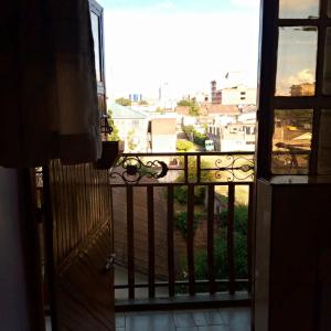 ThikaVerona Airbnb的通往市景阳台的门