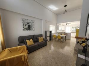 苏西纳Casa Sucina的客厅配有沙发和桌子