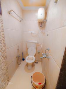 卡兰古特Shradha luxury room的一间带卫生间和淋浴的小浴室