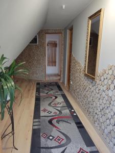 扎科帕内Apartamenty u drwala的楼梯旁的走廊上铺着地毯