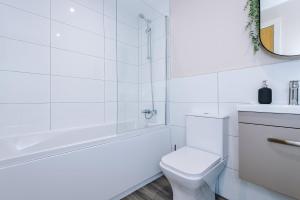 曼彻斯特The Belfry - Deluxe 2 Bedroom 2 Bathroom Apartment的白色的浴室设有浴缸和卫生间。