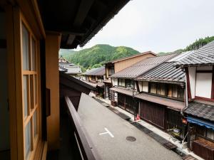 郡上市The　Nomad　Inn　Gujo的享有村庄街道的景色,拥有建筑