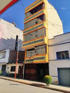 奥鲁罗COMODORO DEPARTAMENTOS的街道边的高楼