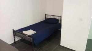 海尔布隆Celine Zimmer in Heilbronn Zentrum的一间位于客房内的蓝色床卧室